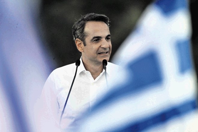 Vodja Nove demokracije Kiriakos Micotakis  sredi vihranja zastav govori na predvolilnem shodu pod  Akropolo. Obeta si, da bo...