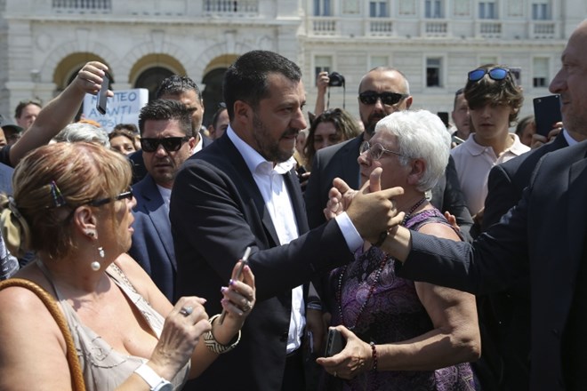 Italijanskega premierja Mattea Salvinija so v trstu pozdravili podporniki.