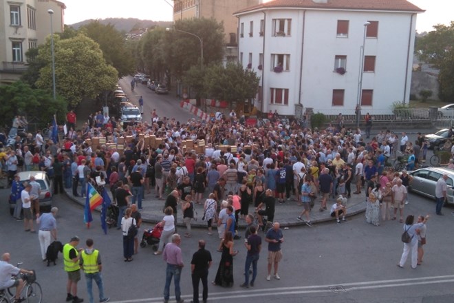 Na Trgu Evrope med Novo Gorico in Gorico se je zbralo več sto ljudi iz različnih civilnih in političnih sfer. Simbolično so...