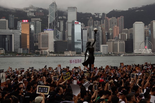 #foto Protestniki v Hongkongu zasedli pomembno železniško postajo