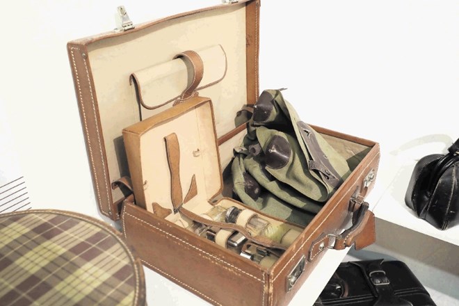 Kovček iz predvojnega obdobja ima ohranjeno tudi originalno platneno zaščito in neseser s priborom za osebno nego.