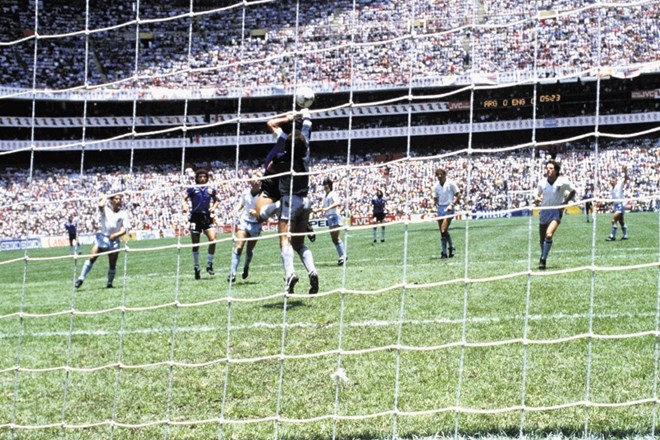 V polfinalu proti Angliji se je Diego Maradona s svojo levo roko dotaknil žoge na poti v gol, česar sodnik ni opazil in gol...