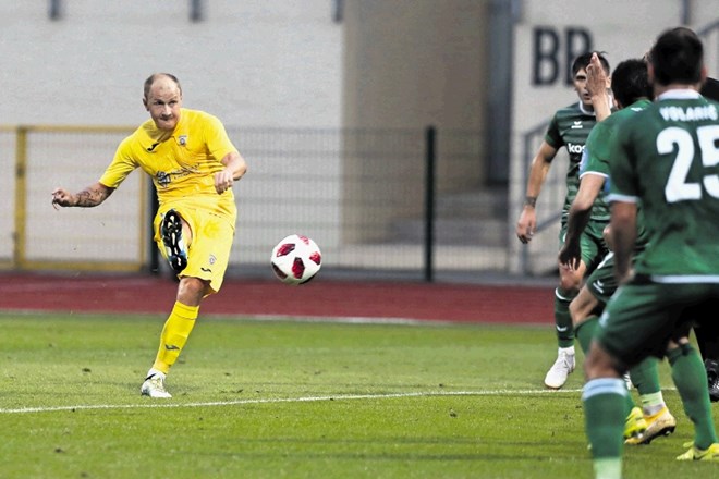 Senijad Ibričić je že v 5. minuti dosegel prvi gol za Domžale, ki pa so se morale nato pošteno potruditi za zmago.