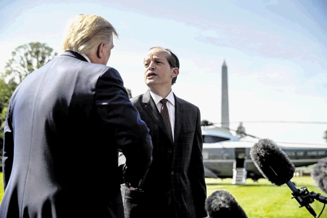 Donald Trump se je od svojega ministra za delo Alexandra Acoste poslovil na travniku pred Belo hišo. Odstop Acoste zaradi...