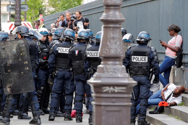#foto Več sto migrantov zasedlo pariški Panteon