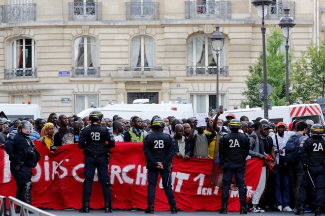 #foto Več sto migrantov zasedlo pariški Panteon