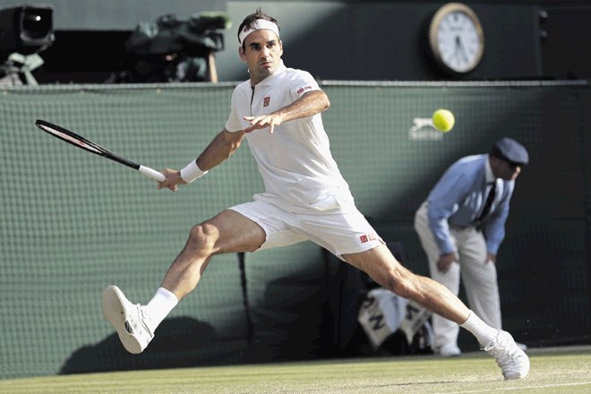Švicar Roger Federer je v drugem polfinalu s 3:1 v nizih premagal Španca Rafaela Nadala.