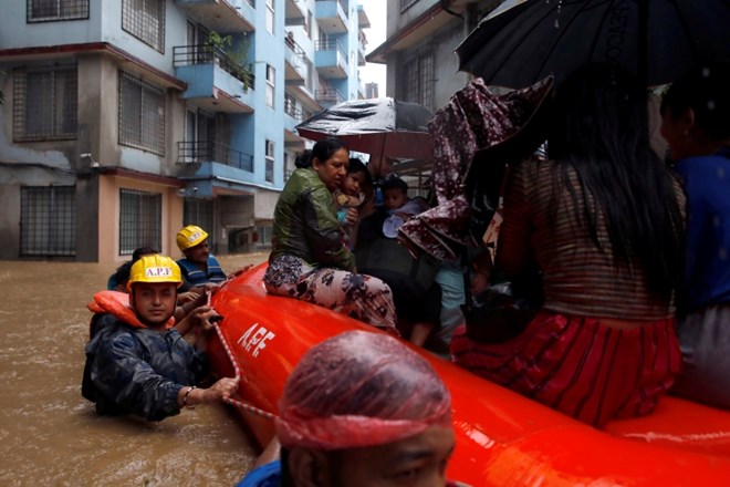 #foto Zemeljski plazovi in poplave v Nepalu terjali najmanj 27 življenj
