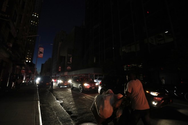 #foto Na Manhattnu več deset tisoč ljudi ostalo brez elektrike