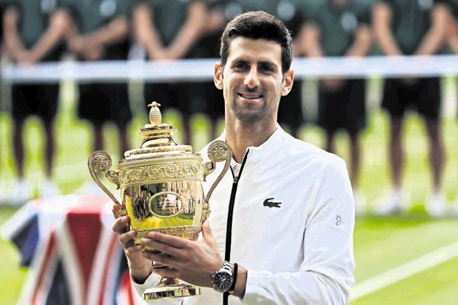 Novak Đoković je še petič slavil zmago v Wimbledonu in se na večni lestvici izenačil z Björnom Borgom.