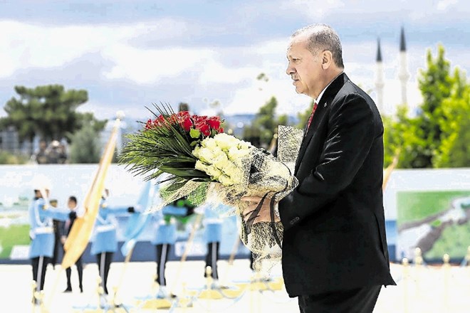 Na dan, ko so se v Turčiji spomnili tretje obletnice spodletelega puča in je predsednik Ergodan položil venec pred spomenik...
