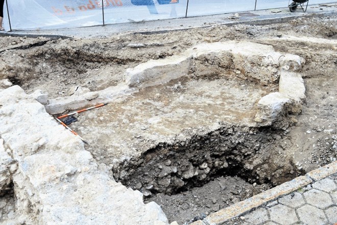 Med arheološkimi najdbami v Cerkljah na Gorenjskem je tudi temelj bunkerja iz druge svetovne vojne.