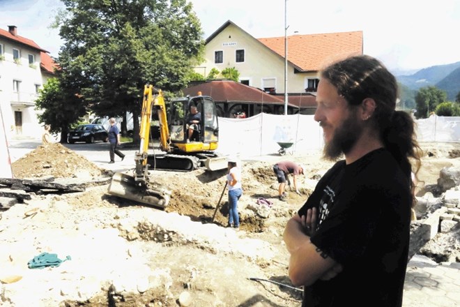 Arheološka izkopavanja v Cerkljah na Gorenjskem bodo po besedah vodje dela na terenu Uroša Koširja potekala vsaj še ta...