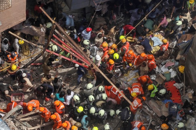 #foto V zrušenju zgradbe v Mumbaiju štirje mrtvi