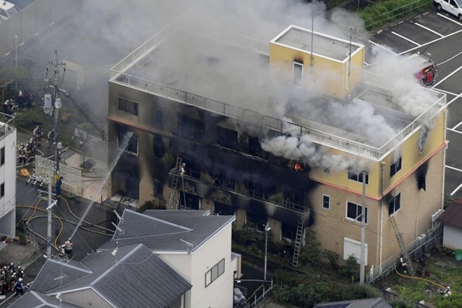 V domnevno podtaknjenem požaru v znanem studiu za animacije v japonskem Kjotu je danes umrlo najmanj 13 ljudi, 36 je...