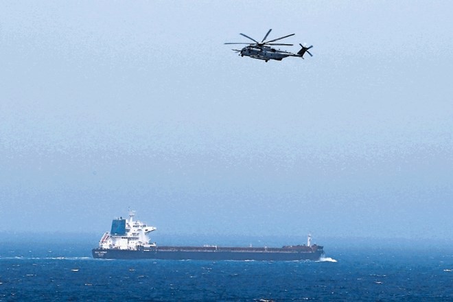 Ameriški vojaški helikopter super stallion nadzoruje plovbo enega od tankerjev v Perzijskem zalivu.