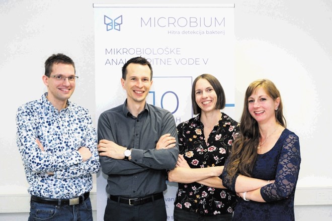 Ekipa podjetja Microbium podjetjem pomaga do večje učinkovitosti proizvodnega procesa.