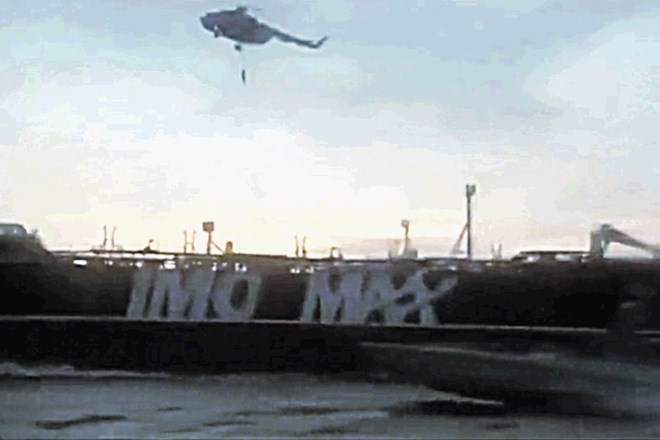 Pripadniki iranske republikanske garde se s helikopterja spuščajo na tanker Stena Impero, ki pluje pod britansko zastavo....