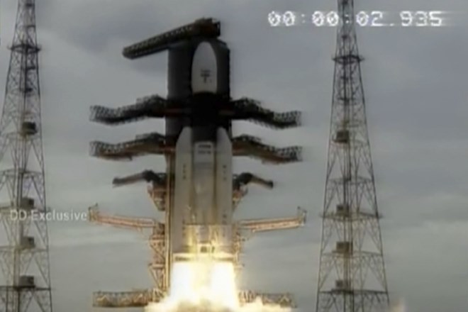 #foto Indija uspešno izstrelila vesoljsko plovilo proti Luni