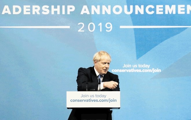 Novi vodja britanskih konservativcev Boris Johnson bo po včerajšnji zmagi na strankarskih volitvah danes od Therese May...
