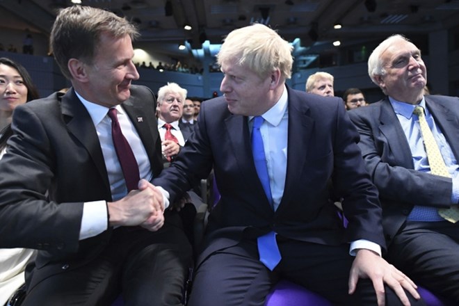 Jeremy Hunt je ob razglasitvi čestital Borisu Johnsonu.