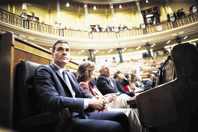 Pedro Sanchez med parlamentarno razpravo, ki se je spet končala brez večinske podpore za njegovo sestavo nove vlade.