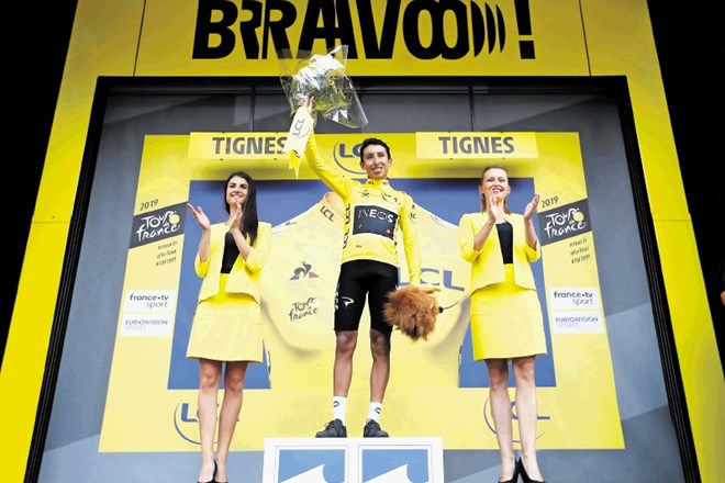Kolumbijec Egan Bernal je na kolesarski dirki po Franciji  po skrajšani etapi oblekel rumeno majico vodilnega.