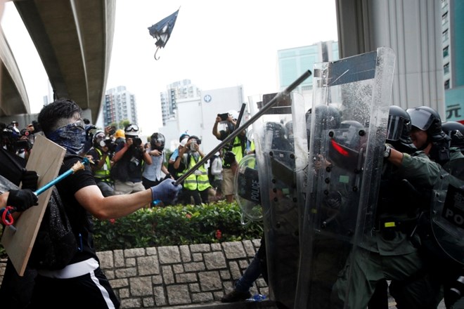 #foto Policija s solzivcem nad tisoče protestnikov v Hongkongu