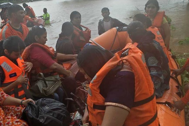 V Indiji iz skoraj potopljenega vlaka rešili 700 ljudi