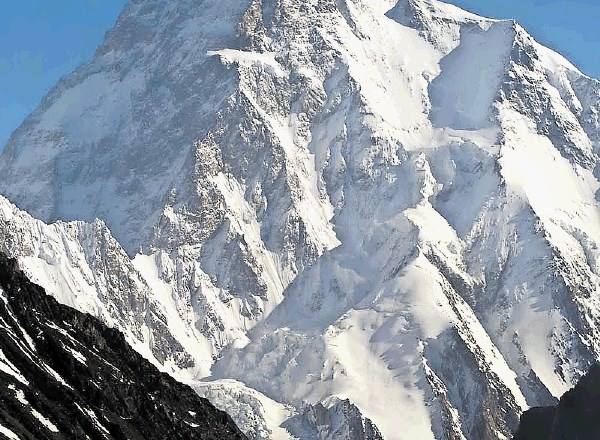 K2 se je prejšnji teden le vdal in spustil na vrh dva ducata gornikov.