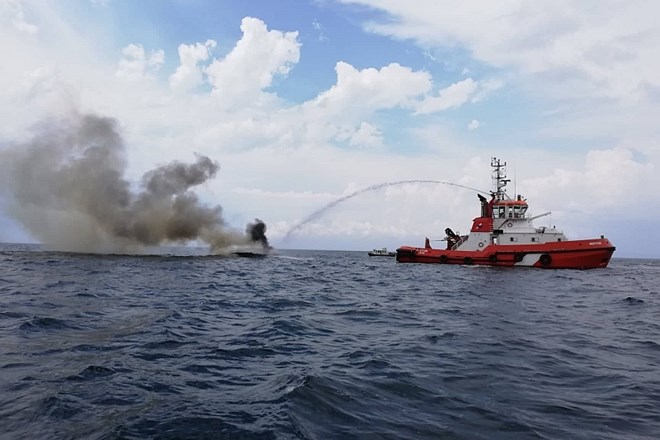 #foto Požar pred Izolo: šest Italijanov se je pred ognjem rešilo s skokom v morje