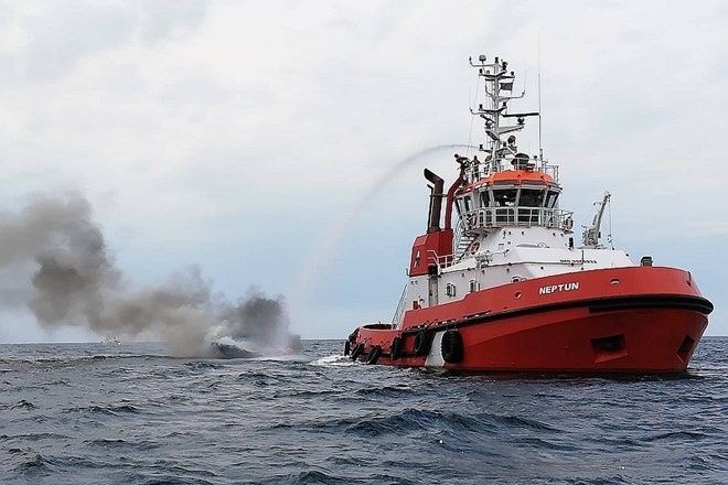 #foto Požar pred Izolo: šest Italijanov se je pred ognjem rešilo s skokom v morje