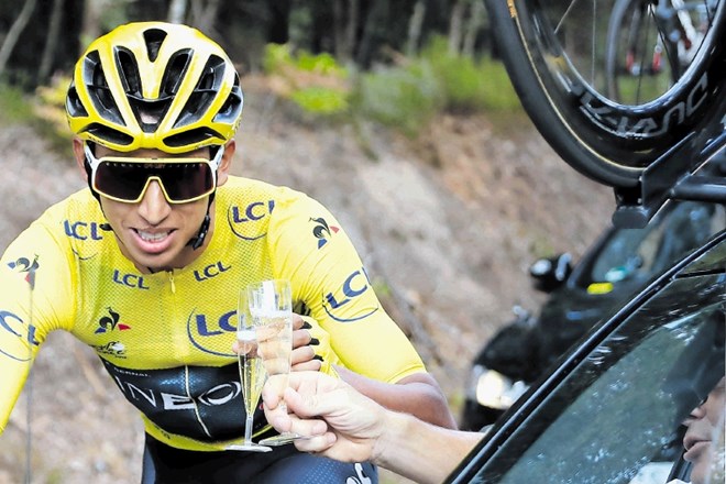 Egan Bernal je včeraj na zadnji etapi kolesarske dirke Tour de France nazdravil s šampanjcem z vodjo ekipe Ineos.
