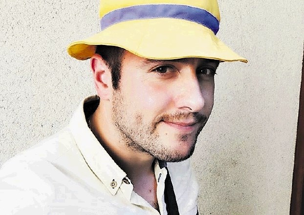 Priljubljeni bohinjski župnik in spletni vplivnež Martin Golob je te dni pokazal, da v poletnih dneh rad nosi rumen klobuk....