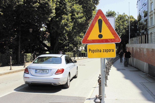 Prometna signalizacija v križišču Kopitarjeve ulice in Poljanskega nasipa danes zjutraj