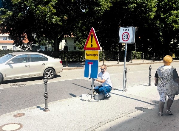 Popoldne so delavci prometno signalizacijo dopolnili s prometnim znakom za slepo ulico.