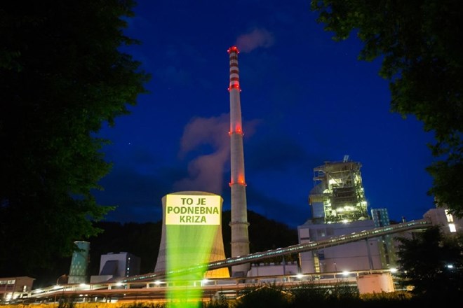 #foto Aktivisti Greenpeace Slovenija na hladilni stolp Teša projecirali okoljevarstvene pozive