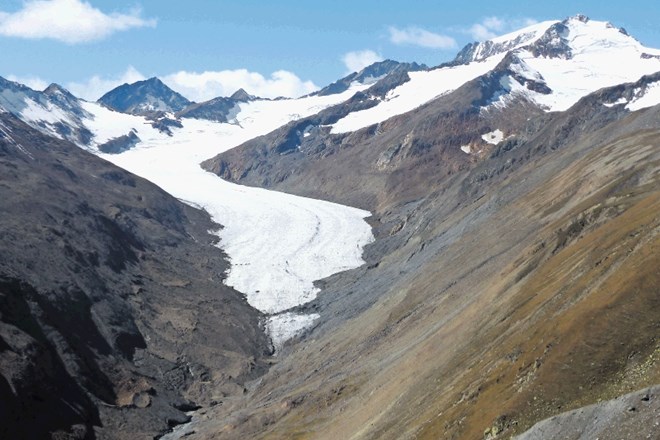 Hintereisferner, največji ledenik na Tirolskem, je danes dolg le še pet kilometrov, še štiri desetletja nazaj je bil za dobra...