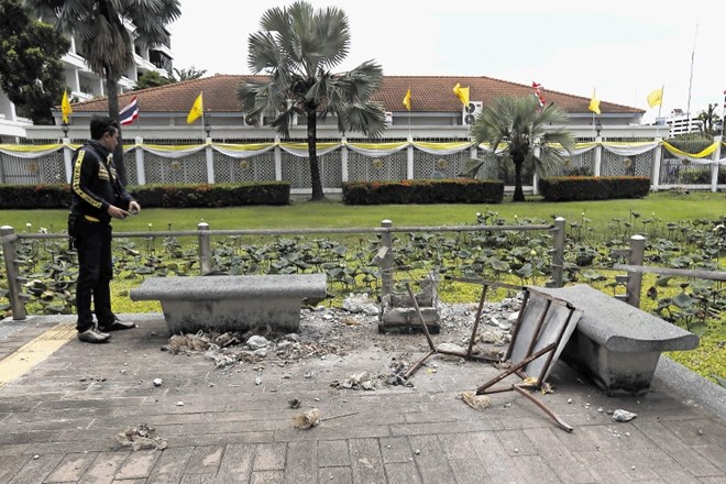 Razdejanje, ki ga je povzročila  ena od tako imenovanih pingpong bomb  v bližini vladnega kompleksa v Bangkoku.
