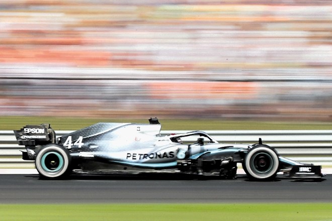 Lewis Hamilton si je 81. zmago v karieri priboril v zadnjih krogih VN Madžarske.