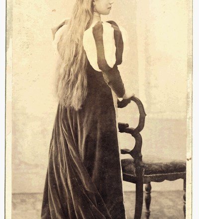 Avgusta Danilova kot Emilija v Shakespearovi tragediji Othello Deželnega gledališča v Ljubljani v sezoni 1895/96