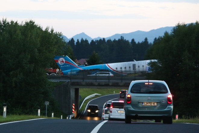 #foto Letalo z Brnika v Dolenjske Toplice po avtocesti