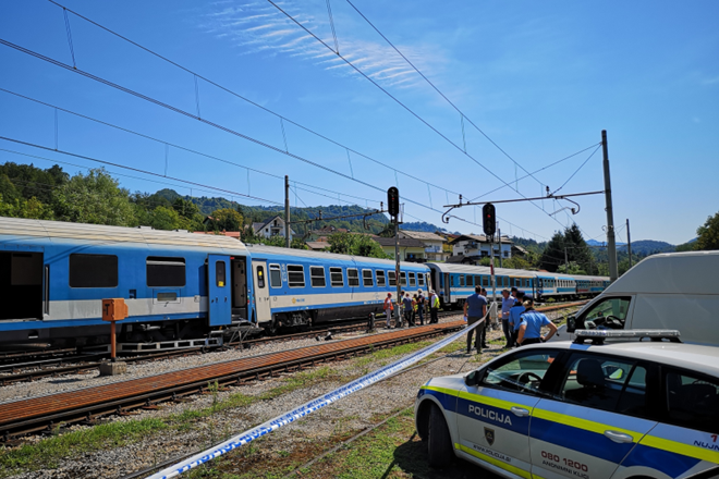#foto Železniška nesreča: Tokrat se je iztiril potniški vlak