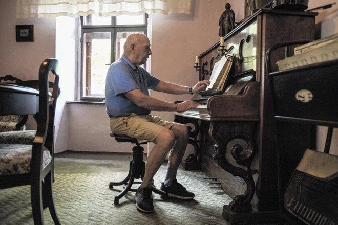 Jože Kebe je v hiši svojih starih staršev, kjer je razstavljena etnološka zbirka, sedel za klavir.