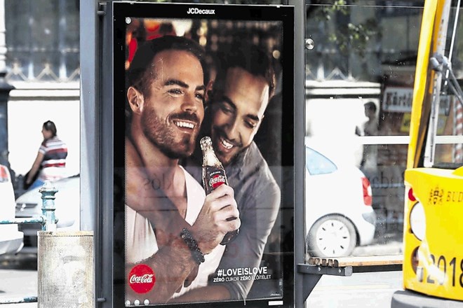 Coca-Cola je pred glasbenim dogodkom leta zagnala novo oglaševalsko kampanjo, katere  ciljna skupina  je bila populacija...