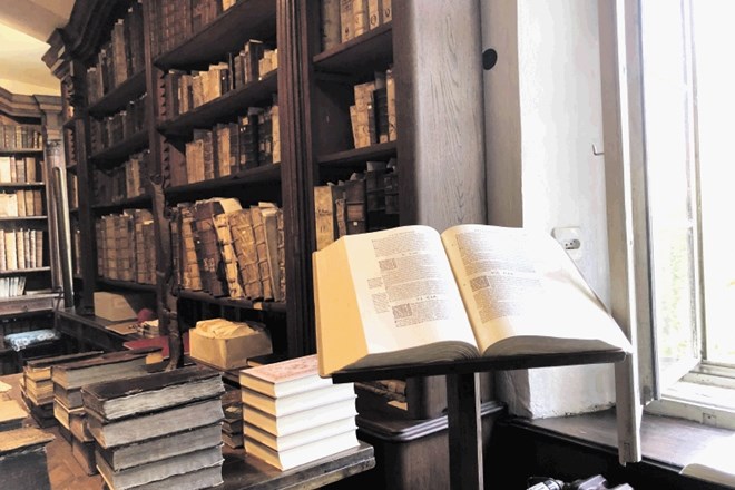Del Valvasorjeve knjižnice v Krškem je tudi samostanska knjižnica iz 17. stoletja.