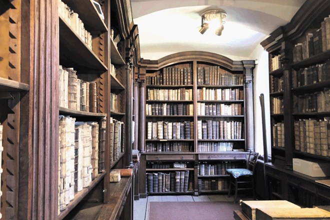 Del Valvasorjeve knjižnice v Krškem je tudi samostanska knjižnica iz 17. stoletja.