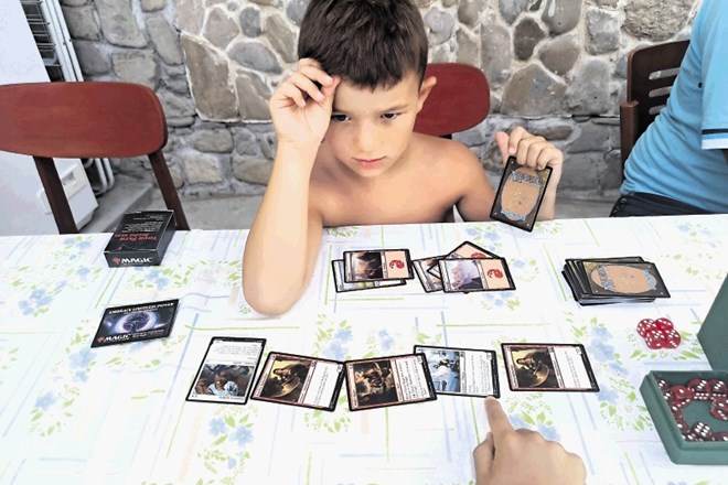Vsak igralec, ki prevzame vlogo čarovnika, sestavi kupček oziroma deck z vsaj 60 kartami.