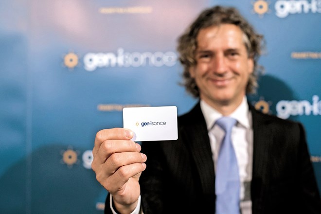 Predsednik uprave Skupine GEN-I dr. Robert Golob s prvo uporabniško kartico nove storitve E-mobilnost. GEN-I