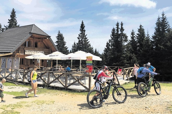 Koča Trije ploti je tudi zaradi lokalne kulinarične ponudbe priljubljena točka za planince in kolesarje.